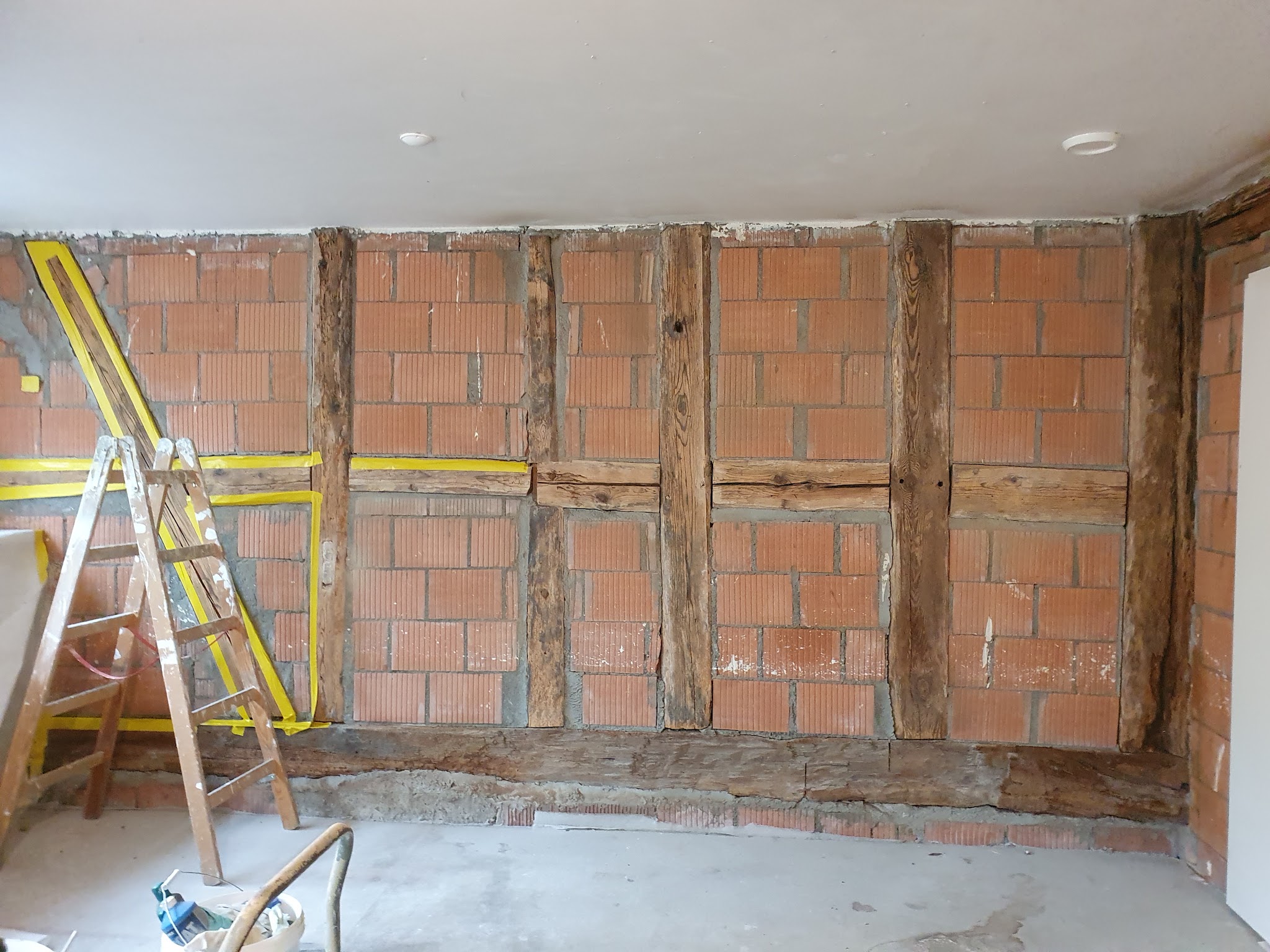 Vorbereitung einer Fachwerkwand für die Renovation durch Renoplan
